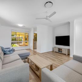 Pet-Friendly Retro Beach House - Walk to Dog Beach - Sleeps 8, hotel u gradu 'Buddina'