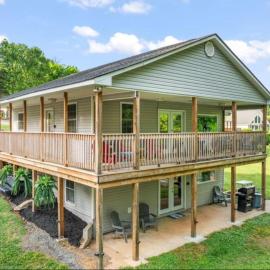 Dockside Dreamz 1 with beach and dock, hotel in Clarksville