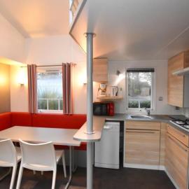 Mobil-home spacieux pour 9 pers. - API-1-52-1993, hotel in Thiviers