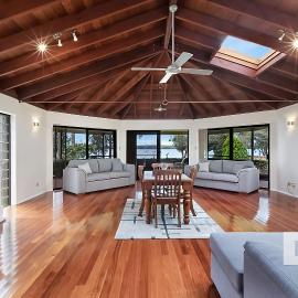 Mannering Lake House, Hotel in Mannering Park