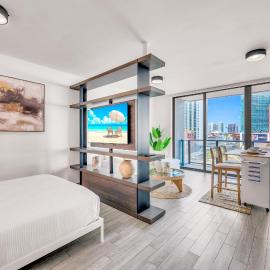 Casa Luna - Luxury High-Rise Condo - Downtown Miami - Pool & Gym - Skyline Views, Hotel in Miami