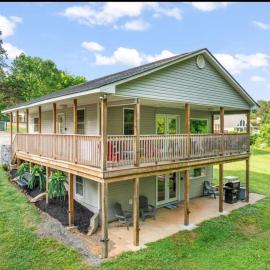 Dockside Dreamz 2 with beach & dock, hotel in Clarksville
