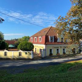 Penzion u Příhodů, hotel in Jesenice