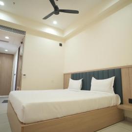 Mahadev Hotel, hotel em Botād