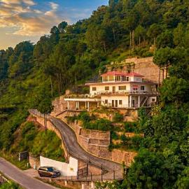 Villa Woodside Meadows by VEO - Hilltop cabin with Jacuzzi, Kasauli