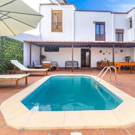 El Carmen - Villa Rural con Piscina Privada y Patio Andaluz, hotel v mestu Ugíjar