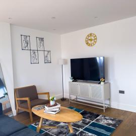 Luxurious & Spacious 2 Bedrooms & 2 Bathrooms Flat With Balcony Near Birmingham City Centre
