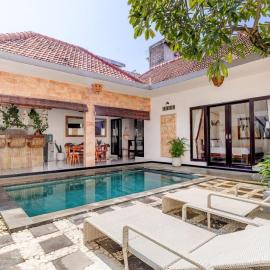 Cozy villa 2bdr in Seminyak , pool,800m beach