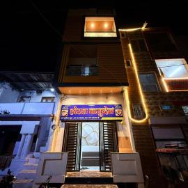 hotel vasudev near mandir and station