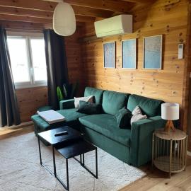 Le Nid du Lac, Chalet à côté du lac Chalain, hotel in Montigny-sur-lʼAin