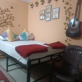 Rudra Home stay Tiny A-Frame Ac 1st floor, hotel in Solapur