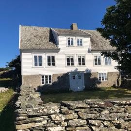 Historical house with soul and modern amenities โรงแรมในKvitsøya