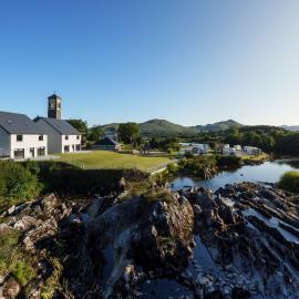 Large home to sleep 14 in the heart of Sneem Village, hotel di Sneem