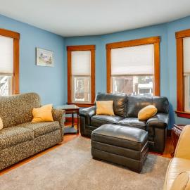 9 Mi to Wachusett Mtn! Family Base w/ Porch, hotell i Fitchburg