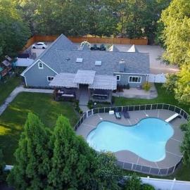 Villa Luz- Cozy Family Home with Jacuzzi year-round & heated pool in summer, hotel en Hampton Bays