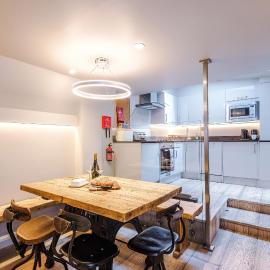 Cosy Lake District Cottage - Walk to Windermere - Sleeps 6، فندق في ويندرمير