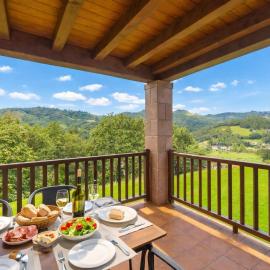 Gran casa rural con encanto rodeada de naturaleza – hotel w mieście Etxalar