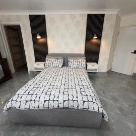 Luton Retreat - Modern 2 Bedroom Studio Near Town Centre, Station and Airport, hotel di Luton