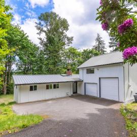 Serene Pet-friendly Home 1 Mile from Bellevue DT, hotel v destinaci Bellevue
