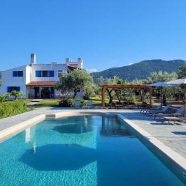 Beachfront cottage house in olive grove، فندق في أركيتسا