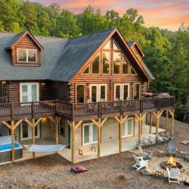 Laurel Creek Falls - Luxury Log Cabin with Hot Tub, Game Room and Theater โรงแรมในแบล็คเมาน์เทน