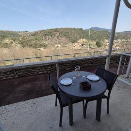 Gîte La Vallée RDC Neyrac-les-Bains, hotel a Meyras
