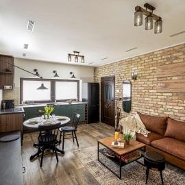 Hébér Ház, hotel u gradu 'Románd'