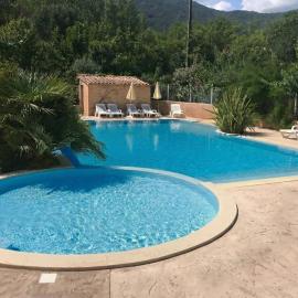 Chalet PORTA ROSSA Sud Ardèche piscine, proche rivière, climatisé, Hotel in Gravières