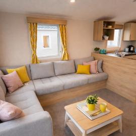 M&B Holiday Home 2025 Cozy Beach side Caravan 4 Beds, 3 Sofa Bed, 7 Sleep, Wifi, Tea and Coffee, Free Parking, hotel u gradu 'Saint Osyth'