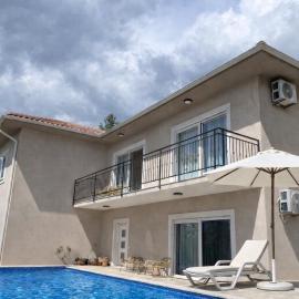 Vila Mila، فندق في Sutvara