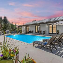 Miles Manor - Pool 2 Hot Tubs & Walk to Main