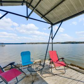 Lakefront w/ Dock, Detached Studio, Fire Pit!, hotel Georgetown városában