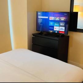 Stylish Cozy 1Bedroom Condo in Square one centre