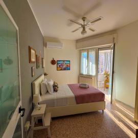 LA VERANDA BLU - Refined Marine-Inspired Apartment ,Central NETTUNO, steps to the sea & beaches, close to the train station, hotelli kohteessa Nettuno