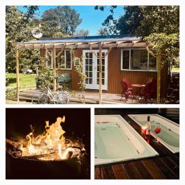 Wattle Creek Cottage - Country Cottage Retreat with Hot Tubs and Fire Pit, viešbutis mieste Amberley