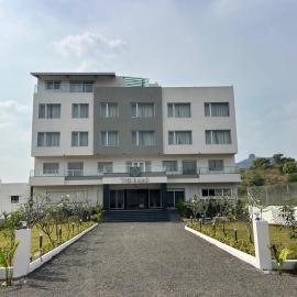 Hotel The Rajaji Restaurant and Rooms, hotel in Jāmb