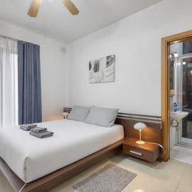 St Pauls Bright Apartment with Balcony