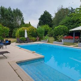 Chambres privées dans une maison avec piscine, hotel u gradu 'Léognan'