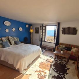 Suite La Chabraïre -Elégante et calme pour 2prs au coeur du village avec terrasse, hotel in Moustiers-Sainte-Marie