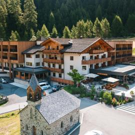 Almhotel Glieshof, hotelli kohteessa Malles Venosta