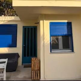 Stylish 2BR very close to the sea، فندق في Vathí