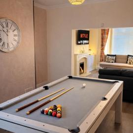Brand new, sleeps 11, games room, smart tv every room, free parking, close to A63, Siemens, MKM stadium, HRI, hotel in Hull