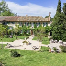 Domaine de Rhodes - 5 Chambres et 7 locations de vacances، فندق في أفينيون