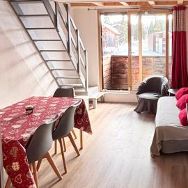 Appartement 3 chambres balcon vue montagne centre station, hotel em Taninges