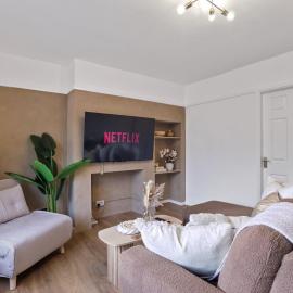Stylish 3-Bed Countryside House, Peace & Privacy, hotel in Stone