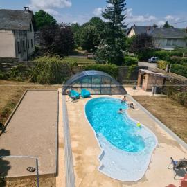 La maison bleue avec une grande piscine chauffée