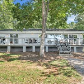 Summer Breeze - Lakefront w/ Private Dock!, hotel en Moneta