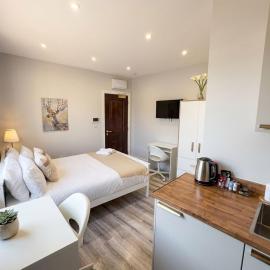 Chic Studio Auto Check-In, 15 Min to Central, hotel sa London