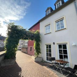 Haus direkt an der Saar - Altstadt - Flussblick, hotel v destinaci Saarburg