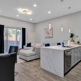 Entire Duplex Unit · Cozy, Bright & Fully Equipped, hotel sa Dallas